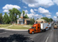American Truck Simulator - A truck crossing a city in Louisiana